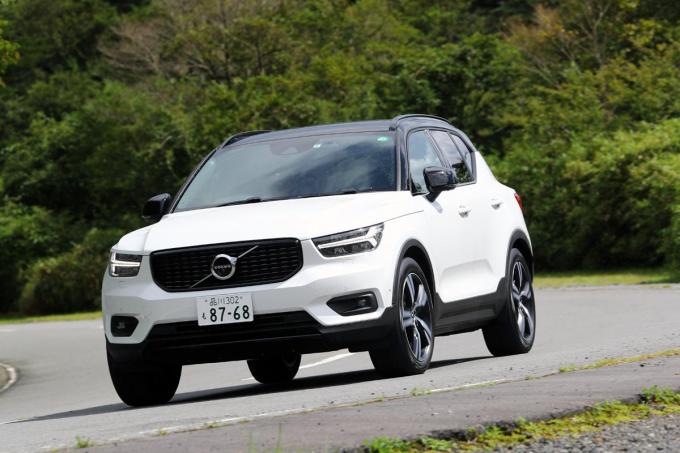 ボルボXC40 B5の左向きフロントの走行シーン