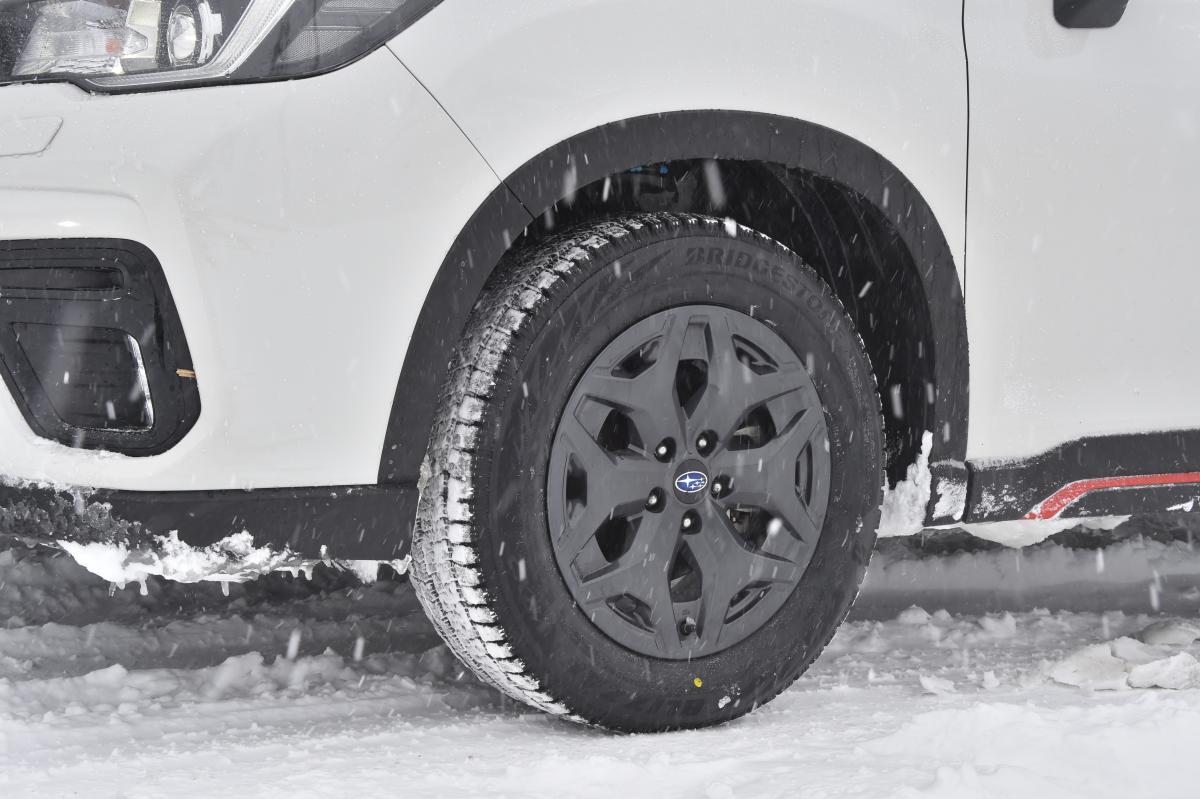 スタッドレスタイヤ装着車と雪道 〜 画像5