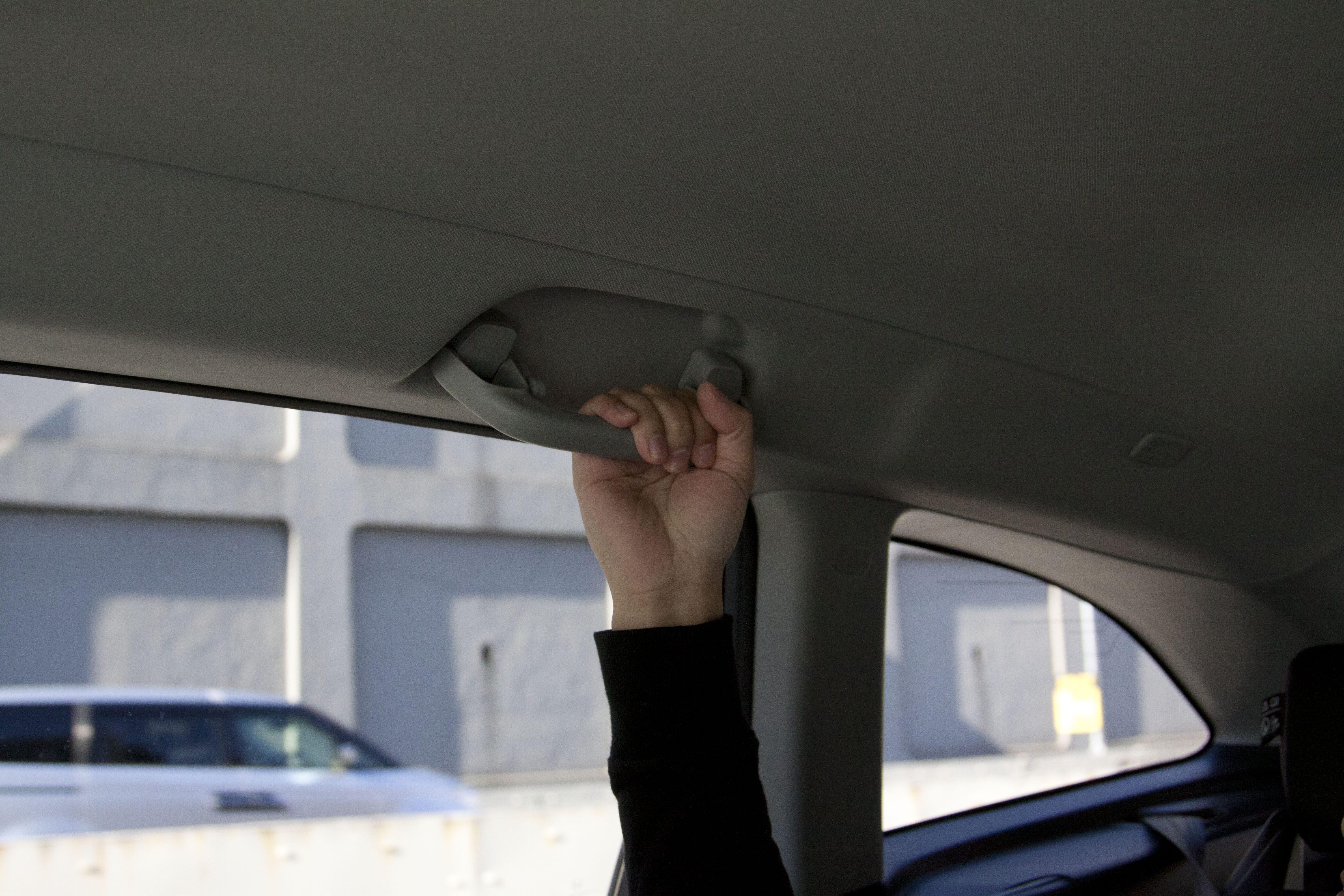 乗降時に掴まったりハンガーをかけるのはng クルマの窓の上にあるアシストグリップの目的とは 自動車情報 ニュース Web Cartop