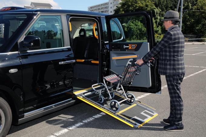 ロンドンタクシーTXの車いす用スロープ