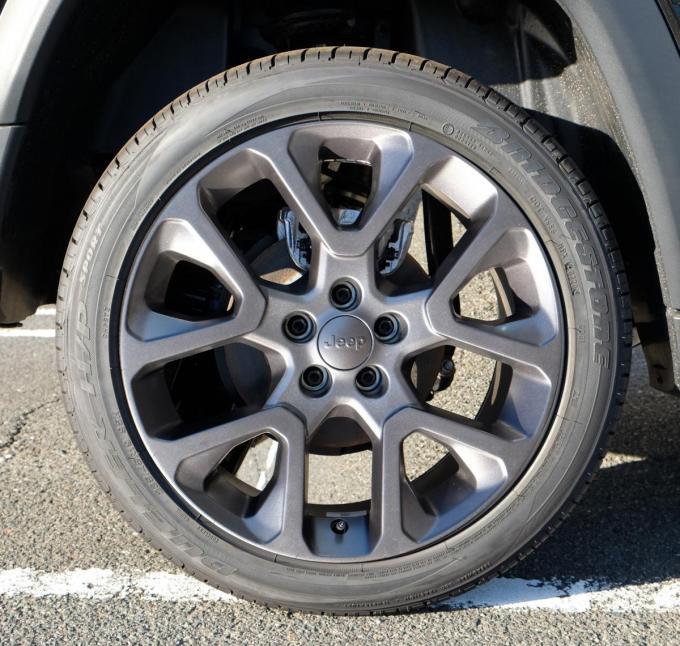 画像ギャラリー ジープ コンパス チェロキーに全身をダークカラーで統一した限定車 Sモデル を100台限定発売 画像23 自動車情報 ニュース Web Cartop