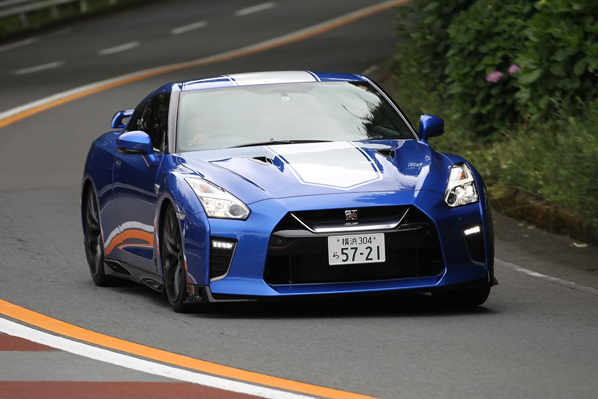 走行する2020年モデルのGT-R