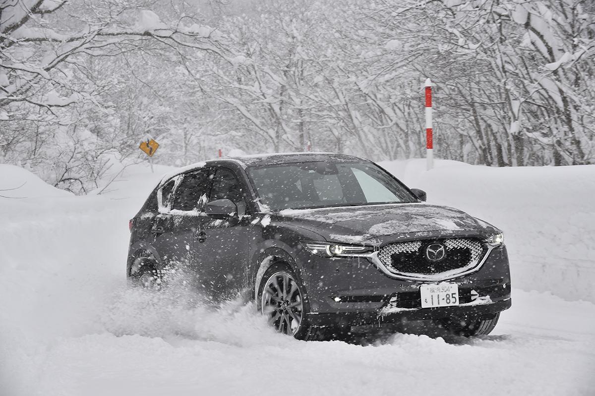 SUVが雪道を走行しているイメージ