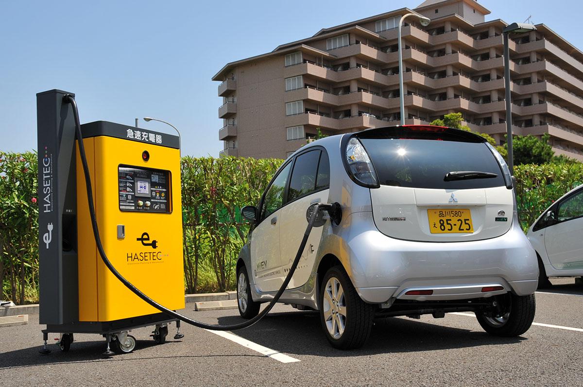 リヤで給電する三菱i-MiEV 〜 画像2 - 給油口と違ってノーズに設置する