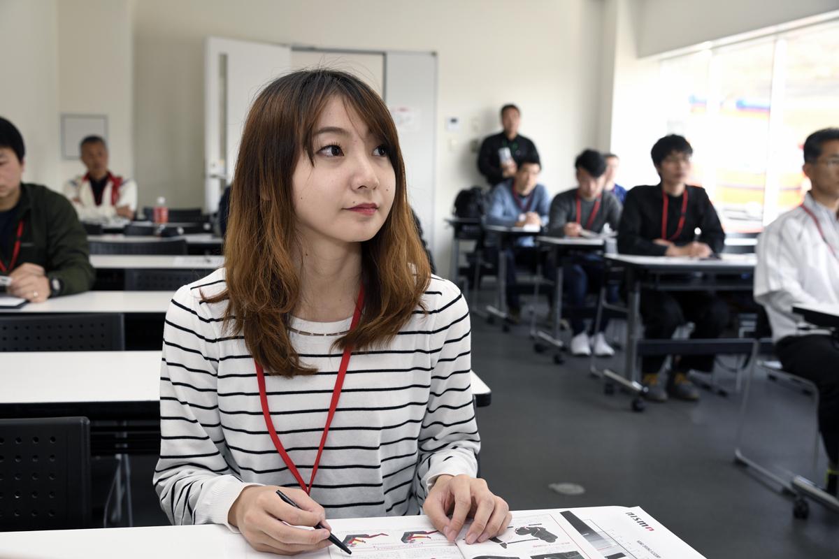 ドライビングレッスンでの座学の風景 〜 画像4