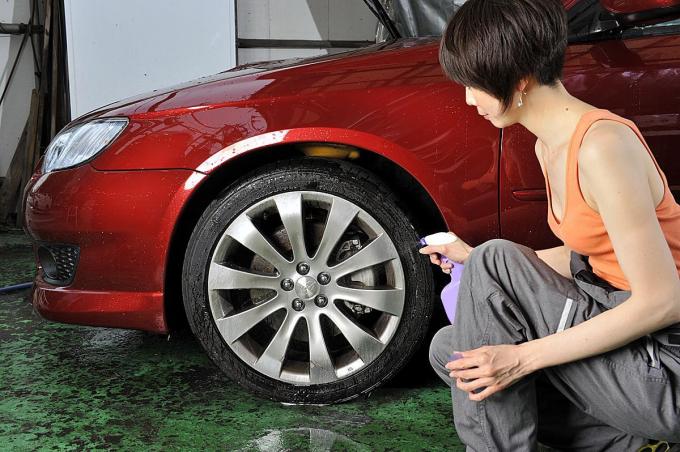 喜ばせるつもりが怒りの原因に！　女子のやってはいけない「洗車」のサポート５つ