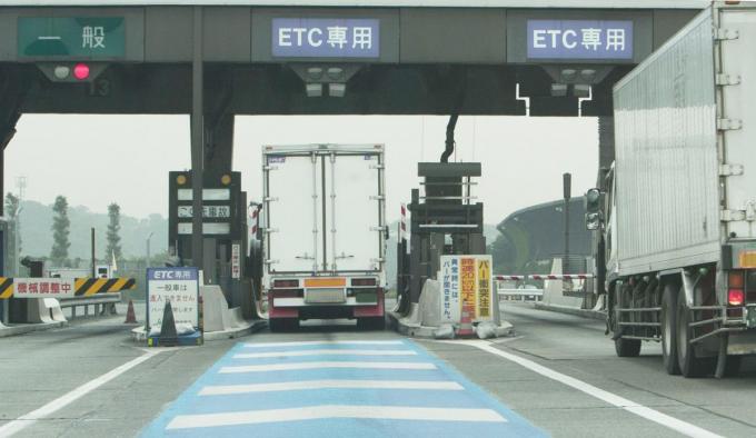 場所によっては４倍近い料金の差！　ETC車載器の不具合で一般レーンを通過する場合の割引とは