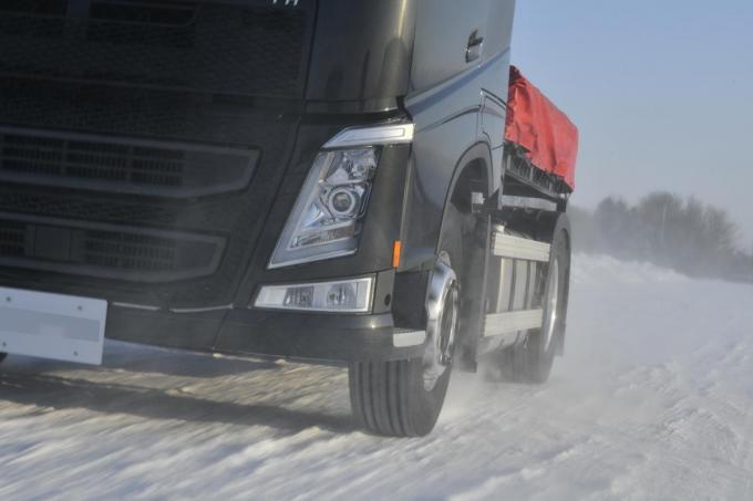 スタッドレスで雪上を走るトラック