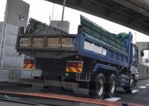 前を走るダンプの「砂落とし」！　後続車にしてみれば「迷惑」だが違法行為なのか？