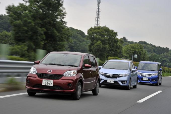 コンパクトカーの高速走行シーン