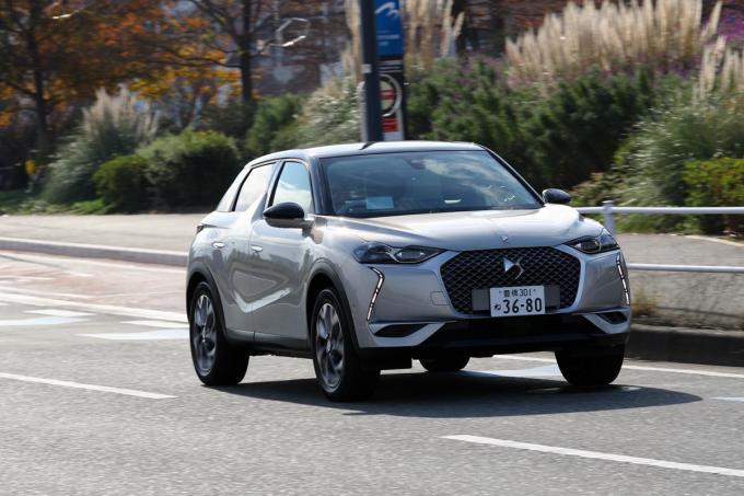 DS 3 CROSSBACK E-TENSEの走行シーン（フロント）