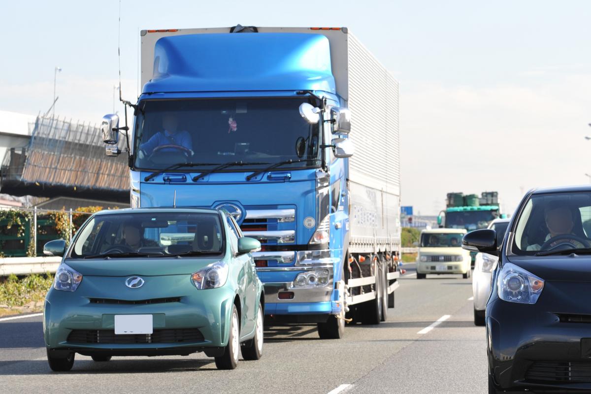 大型トラックと普通乗用車 〜 画像3