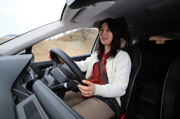 まるも亜希子さんのルノー・キャプチャー運転風景