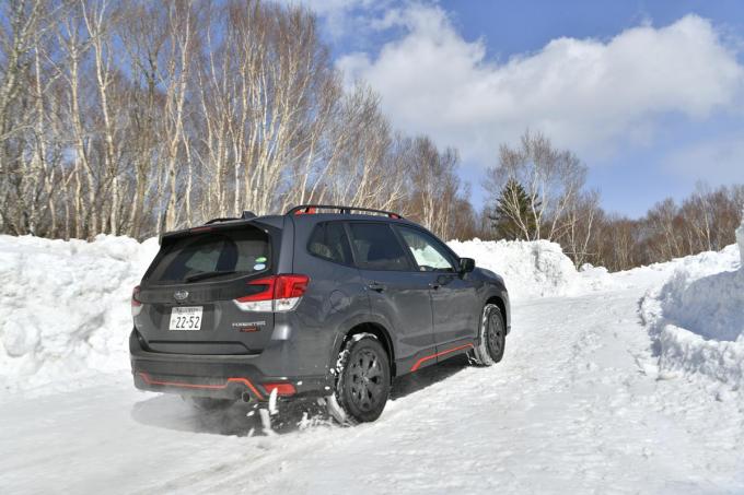 スバル・フォレスターの圧雪路走行シーン