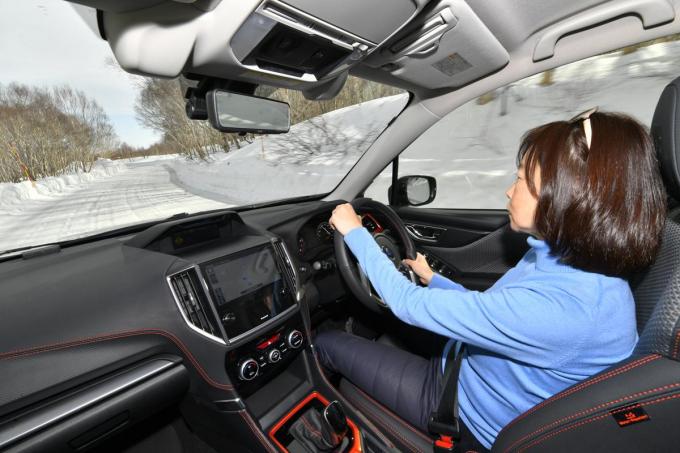 スバル・フォレスターの飯田裕子さん運転シーン