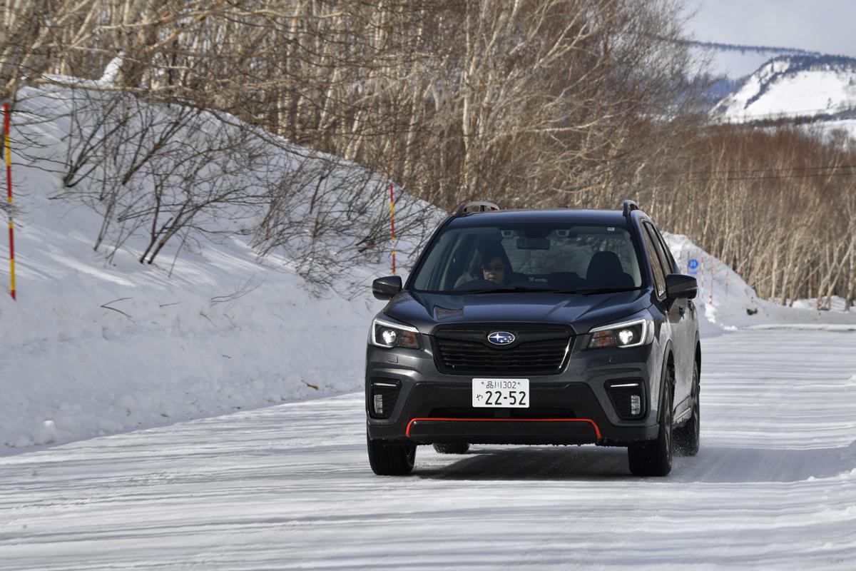 スバル・フォレスターの雪道走行シーン（フロント） 〜 画像8