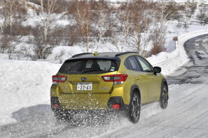 SUBARU XVの雪道走行シーン（リヤ）