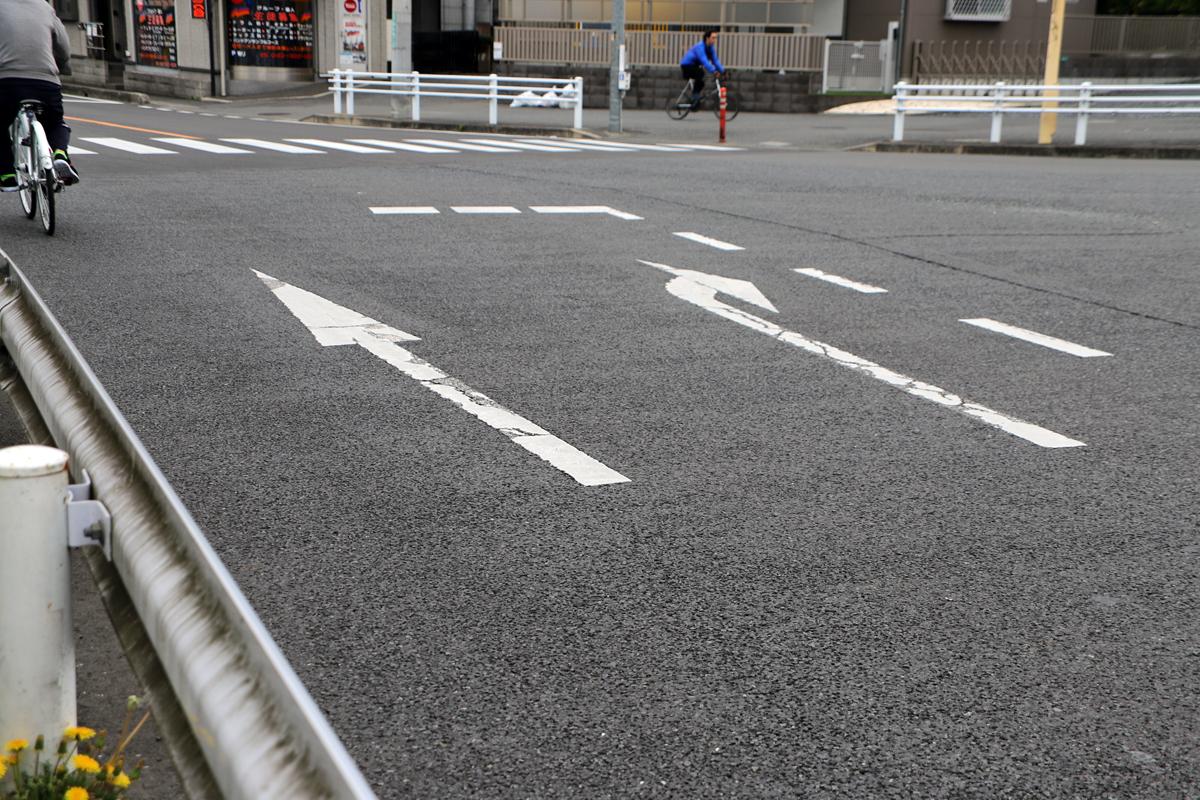 路面に記された実線や破線の進路矢印の違い 〜 画像1