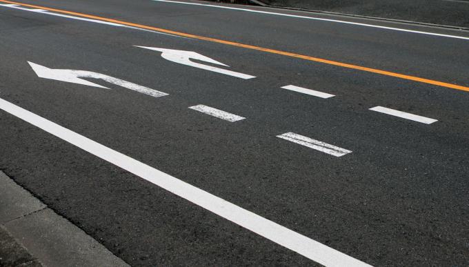 道路に表示された「矢印」！　意外と知らない「実線」と「破線」の違いとは