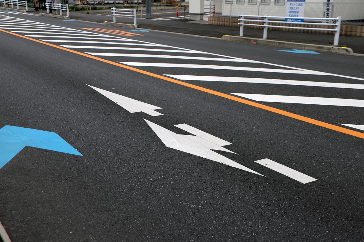 路面に記された実線や破線の進路矢印の違い 〜 画像4