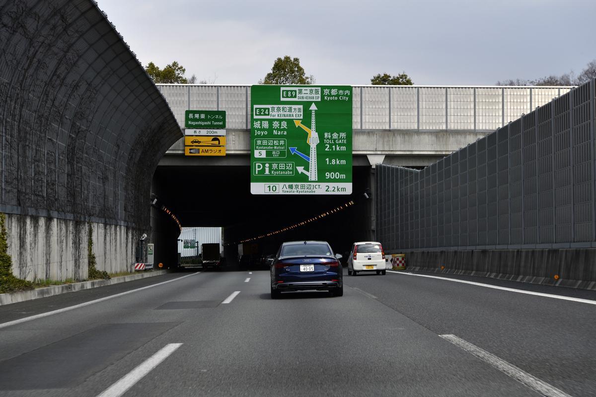 3車線の高速道路のイメージ 〜 画像2