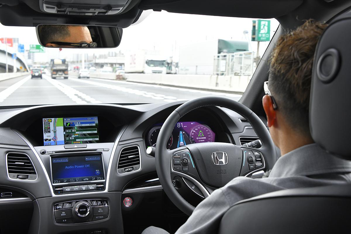 ハンズオフ運転をするレジェンドの車内 〜 画像6