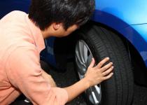 残溝1.6mmはかなり危険！　タイヤメーカーももっと早い交換を推奨するのにスリップサインが「1.6mm」に設定されている謎