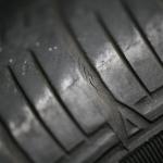 【画像】残溝1.6mmはかなり危険！　タイヤメーカーももっと早い交換を推奨するのにスリップサインが「1.6mm」に設定されている謎 〜 画像1
