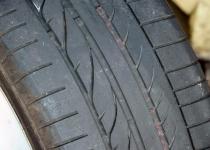 溝はあっても「カチコチタイヤ」はNG！　タイヤの硬化はどう確認する？