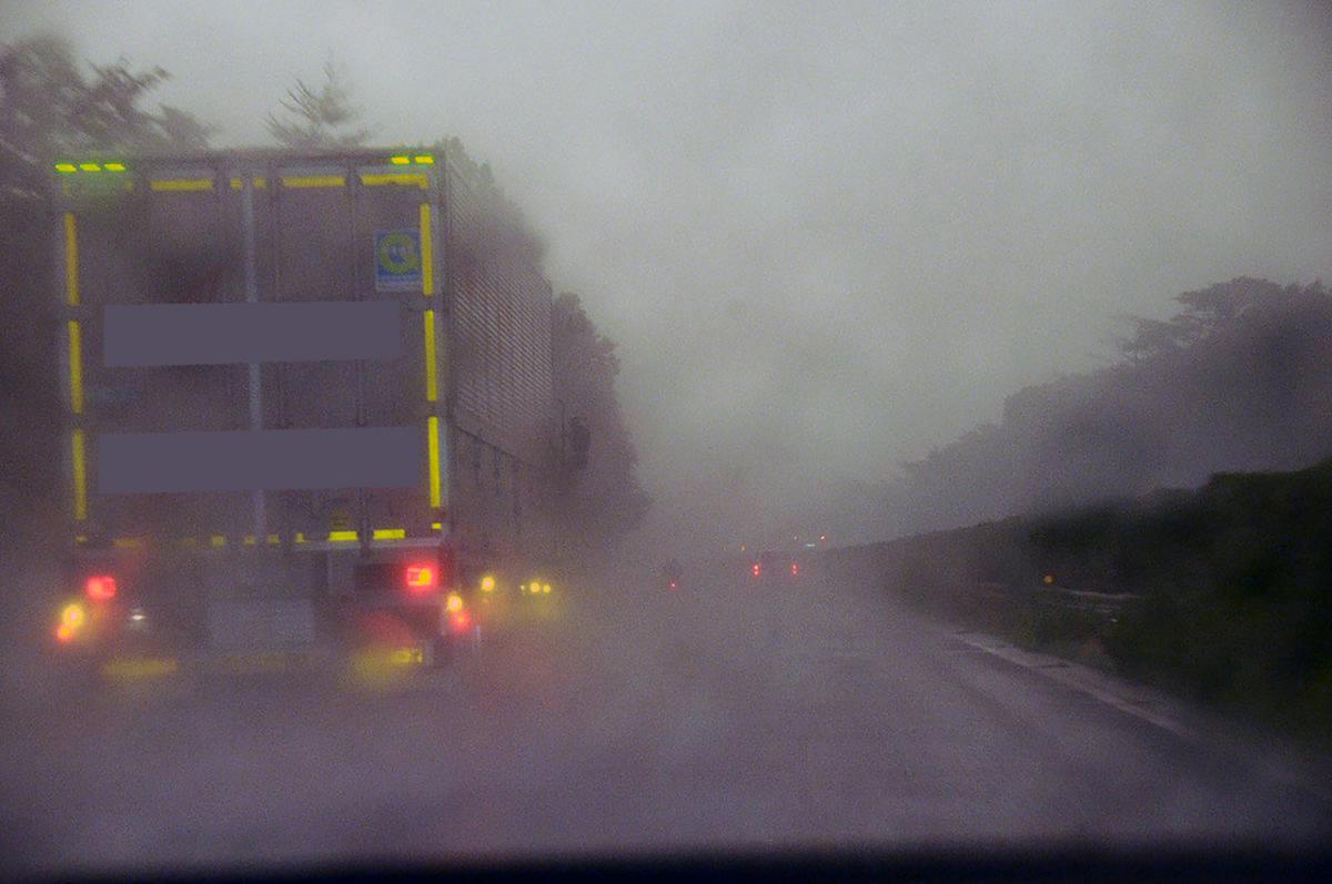 雨天時の高速道路のトラック走行画像 〜 画像2