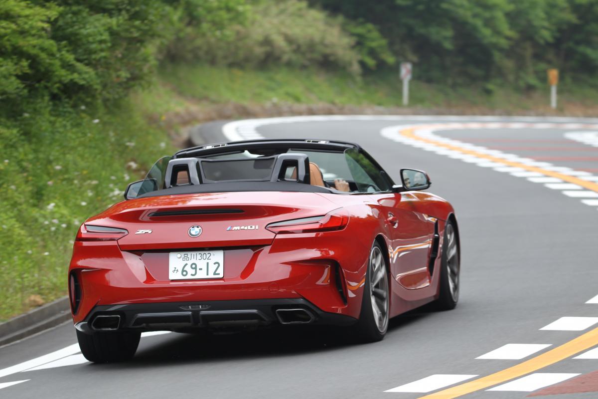 BMW Z4のルーフを開けた走行シーン 〜 画像12