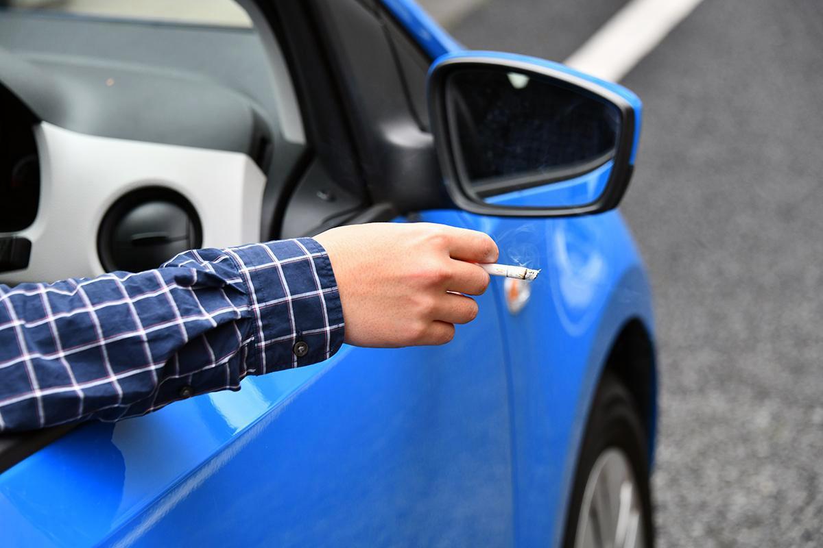 車内でタバコを吸うイメージ 〜 画像5