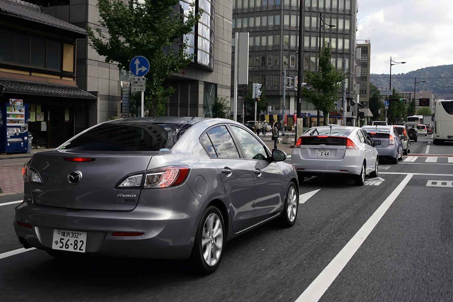 混雑している道路のイメージ