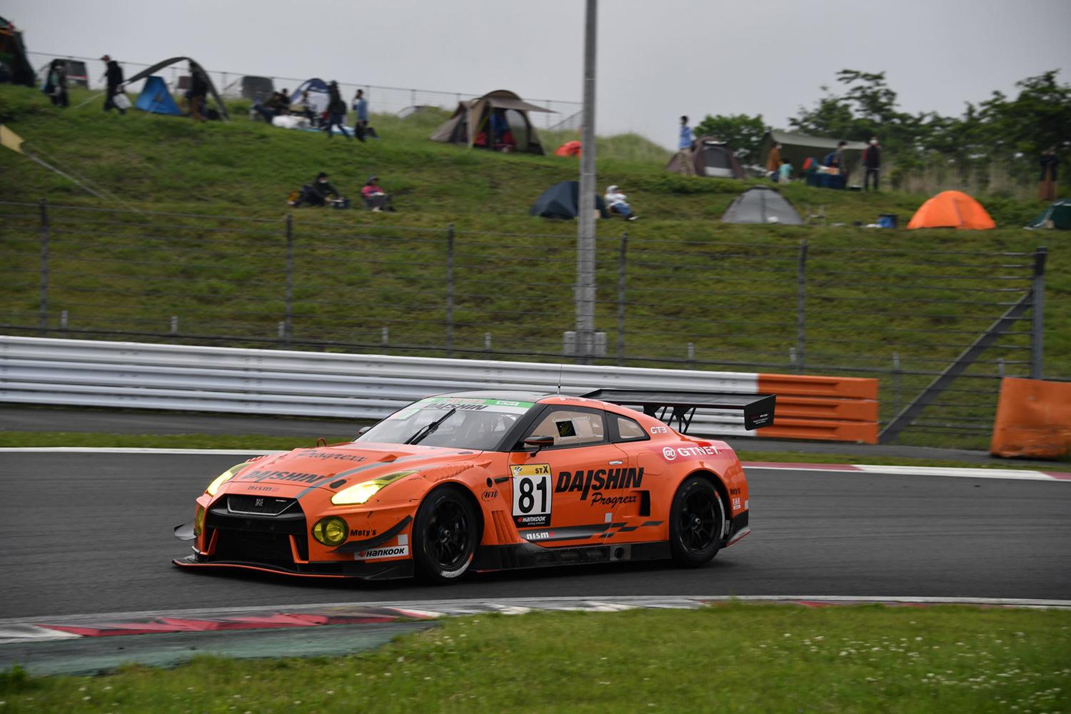 ST-Xクラスの日産GT-R GT3の走り