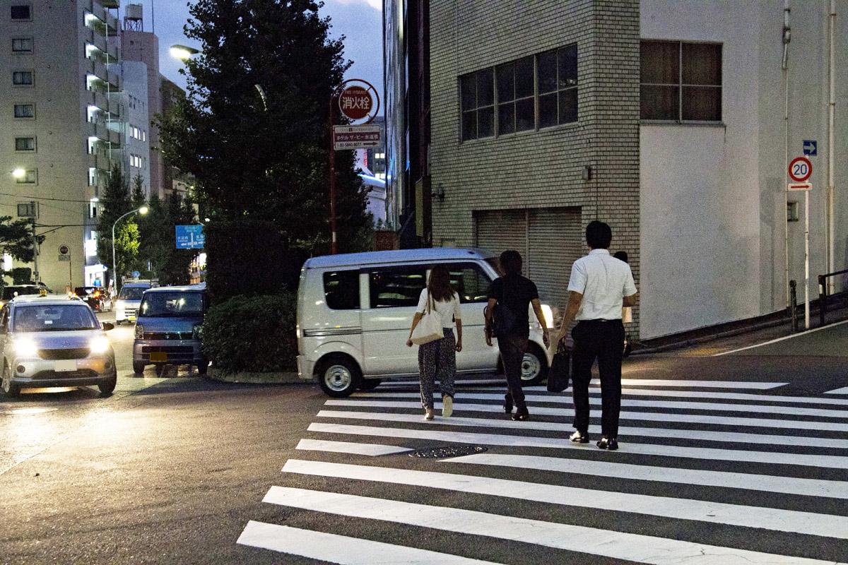 横断歩道に侵入するクルマ