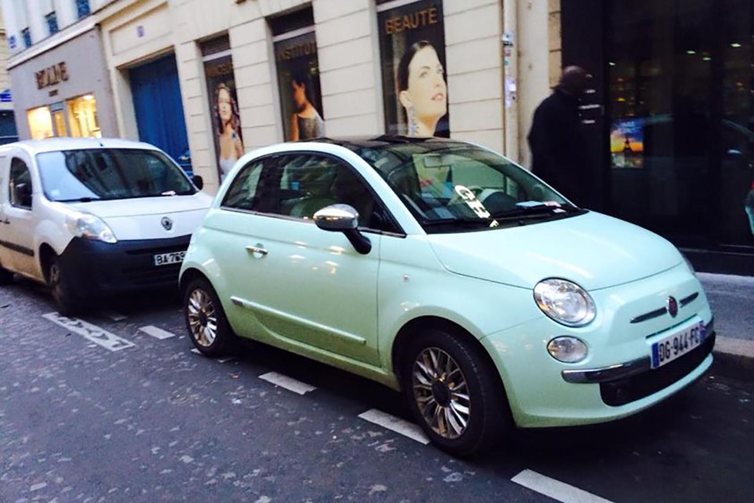 パリの街で路上駐車されるクルマ