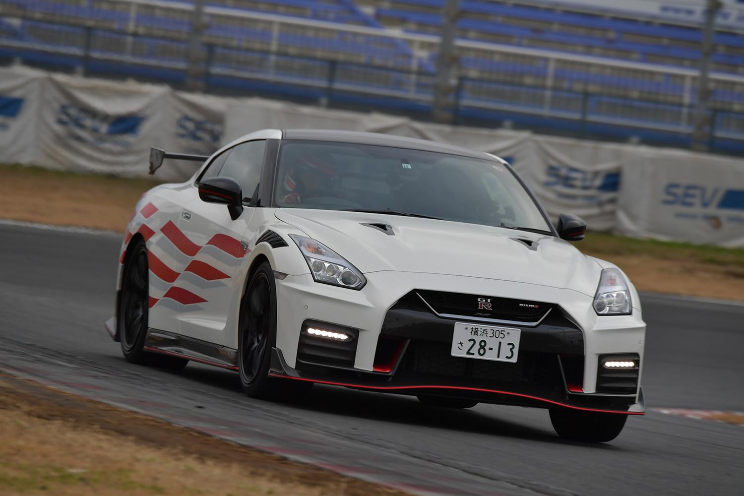 日産GT-R NISMOの走行シーン