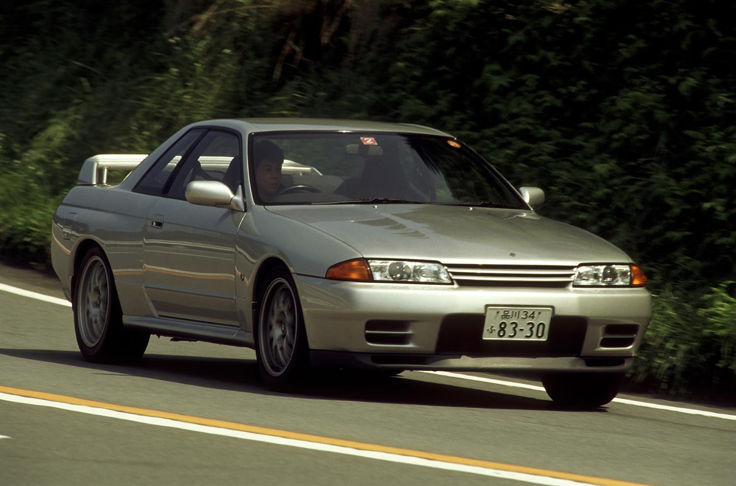 R32型日産スカイラインGT-Rの走行シーン