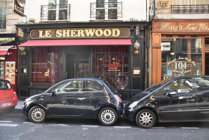 「バンパーを当てて停める」のが当たり前の噂！　パリの路上駐車の「ヤバさ」は本当？