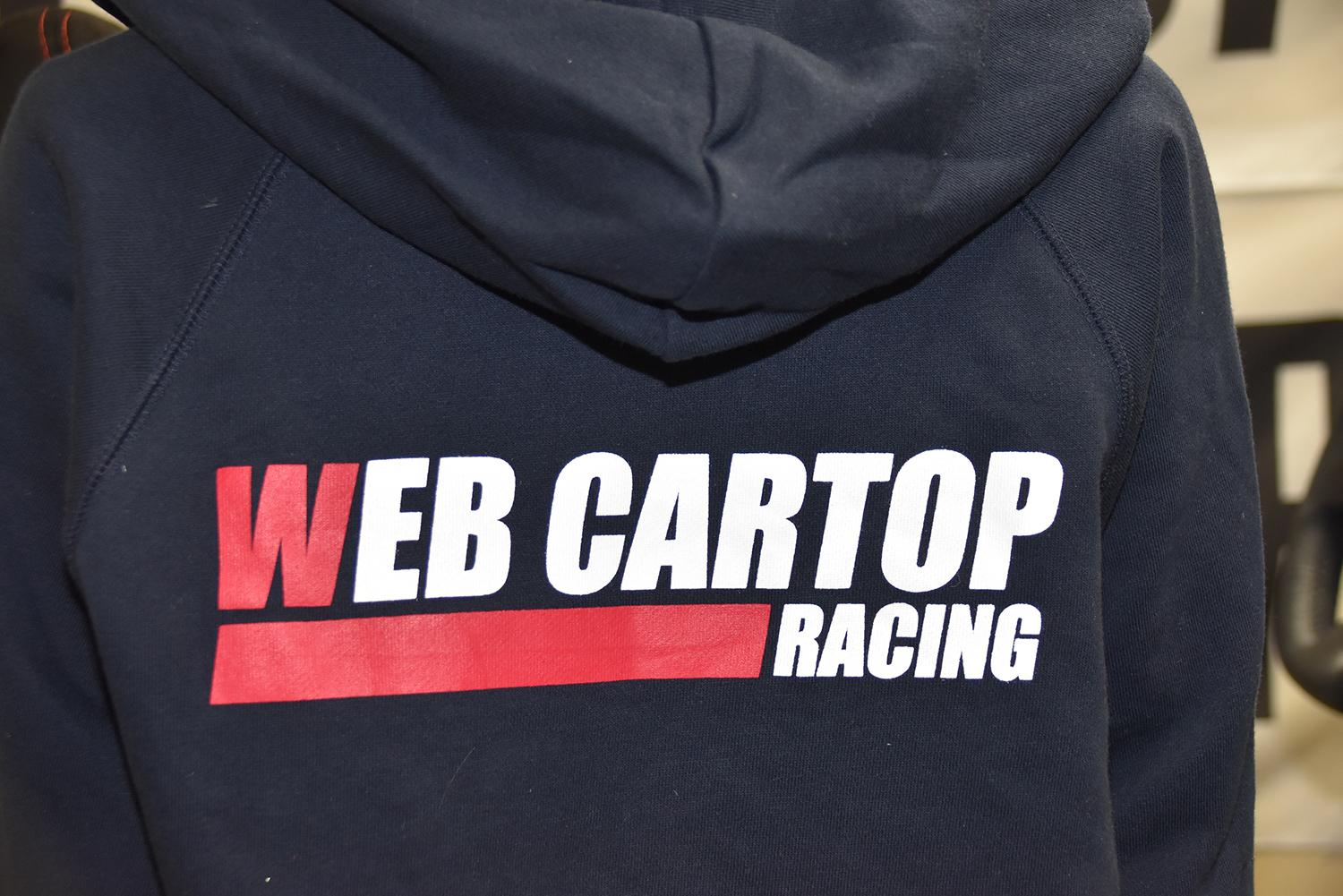 WEB CARTOP RACINGのパーカーのロゴ