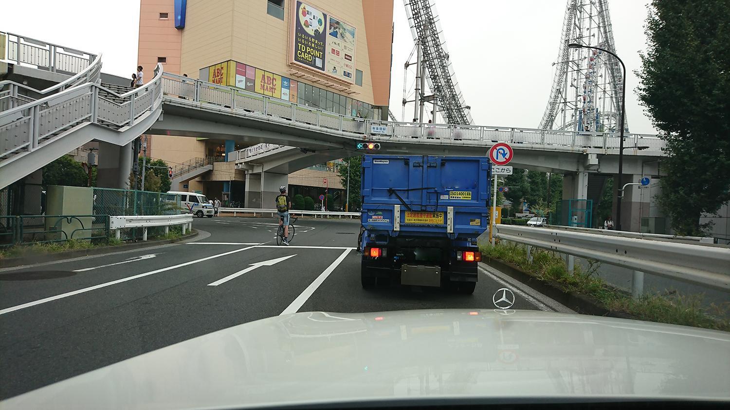 自動車レーンにいる自転車