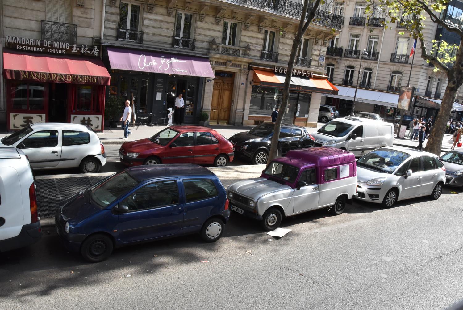 縦列駐車で溢れるパリの街並み