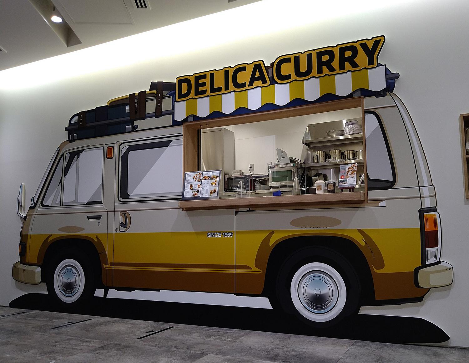 初代「デリカコーチ」のキッチンカーをイメージした外観のカレーショップ「DELICA CURRY」