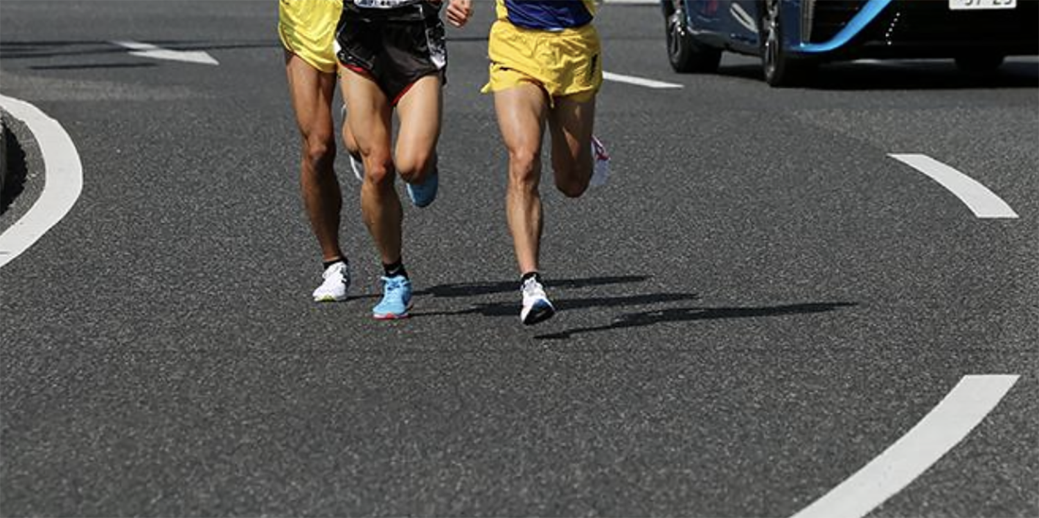 車道を走るランナー