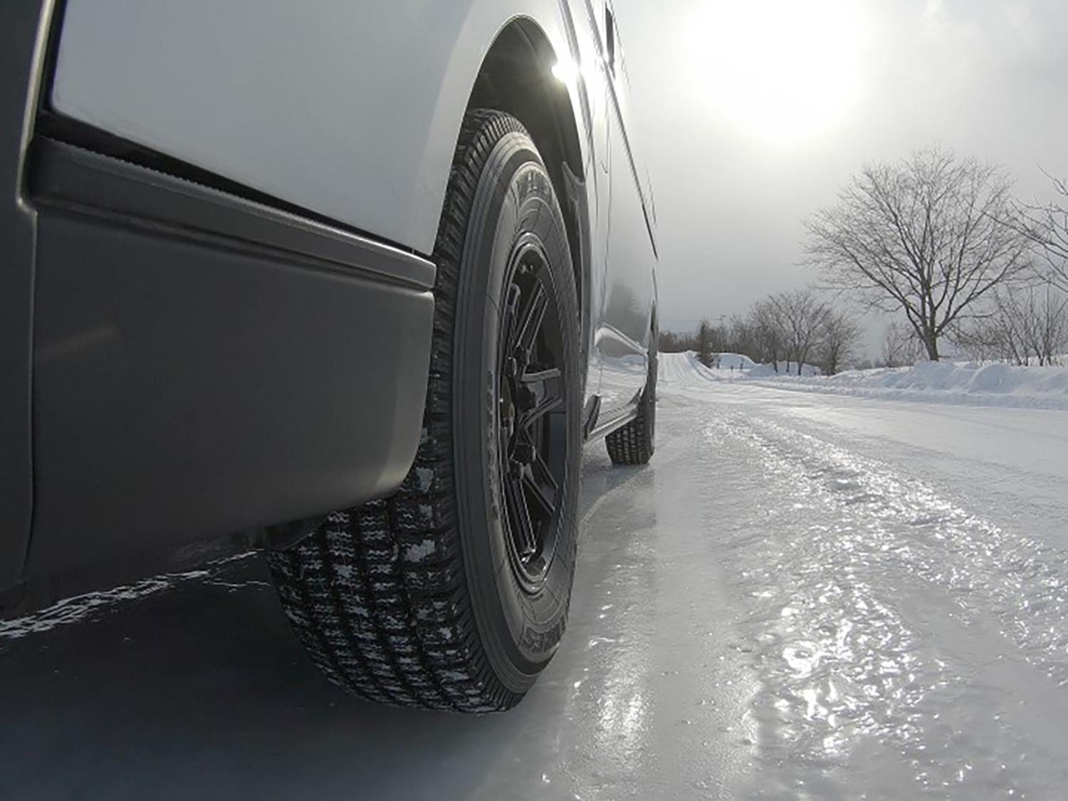 日本の物流を支えるビジネスバンが雪で運行不能にならないように