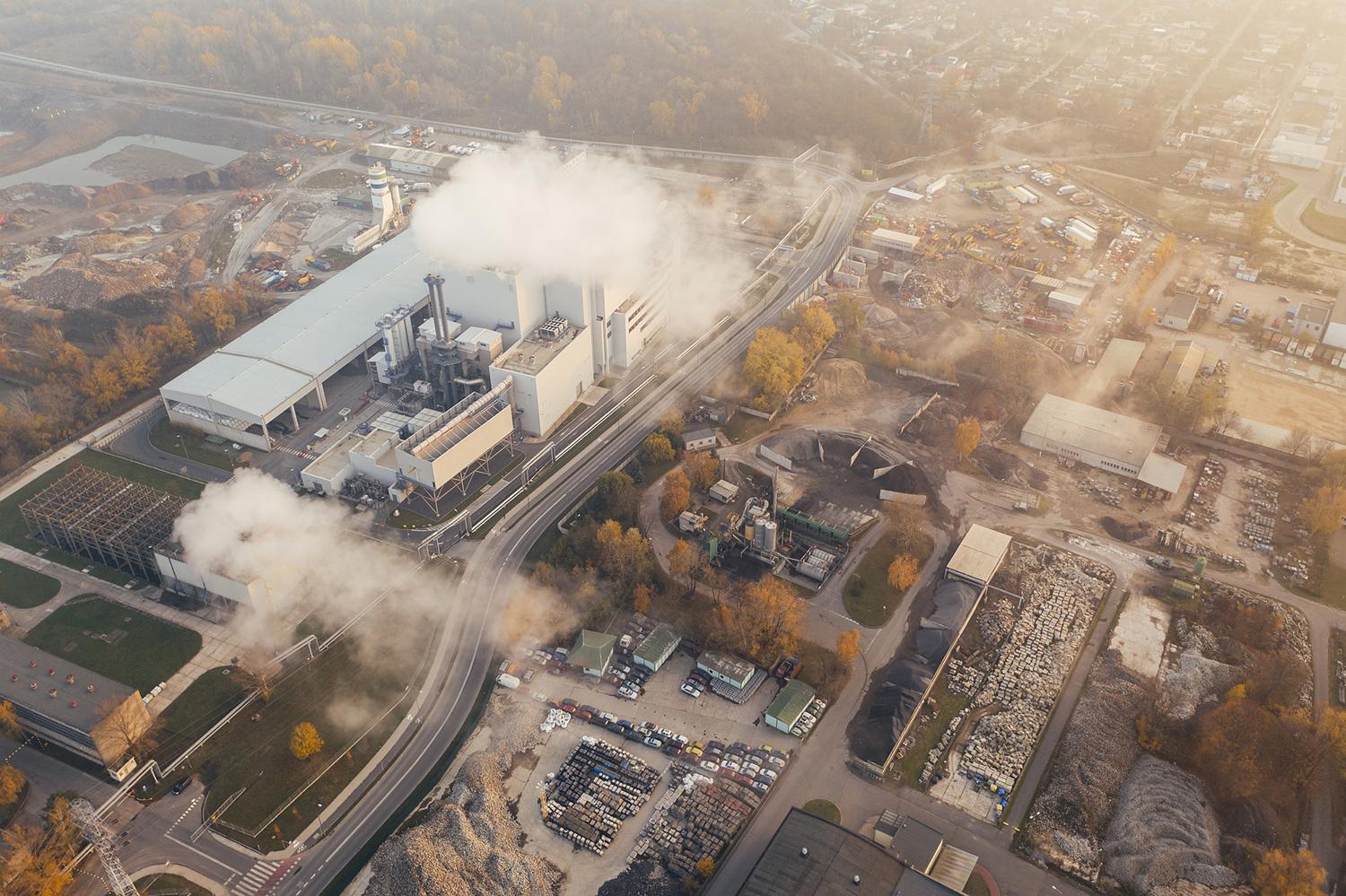 工場の排ガスによる大気汚染のイメージ