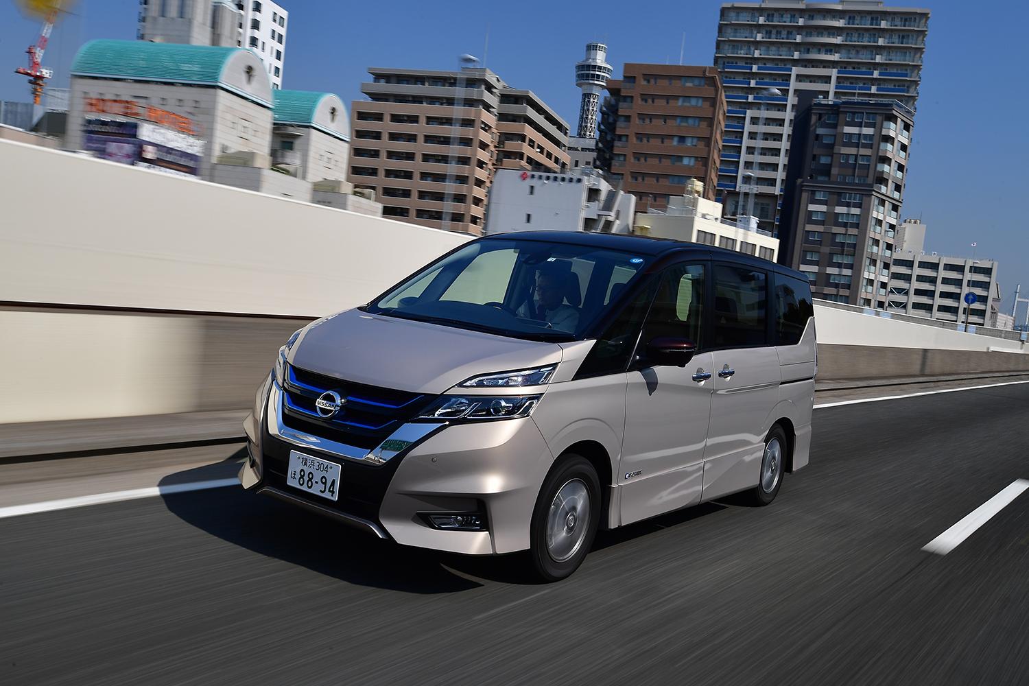 日産セレナの走行シーン