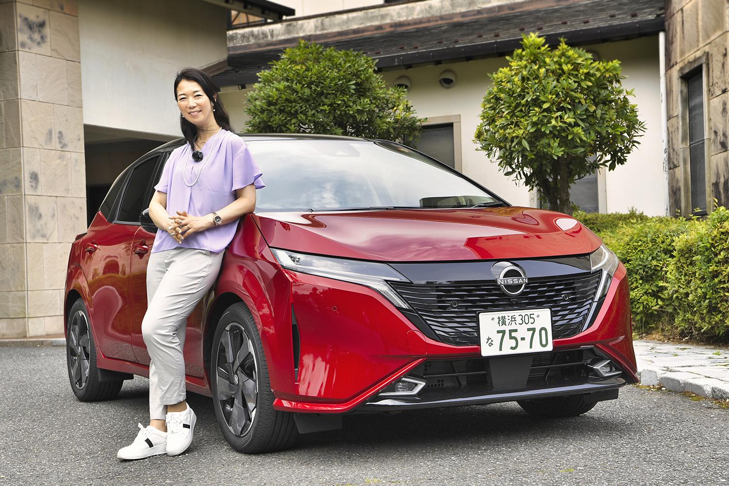 日産ノート オーラの横に立つまるも亜希子 〜 画像1