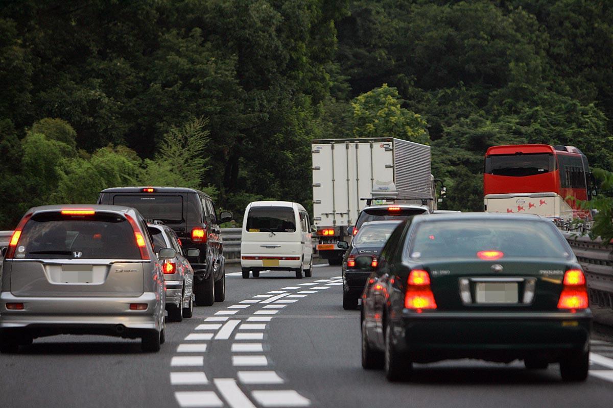 高速道路で右側の車線を走るトラックは違反か