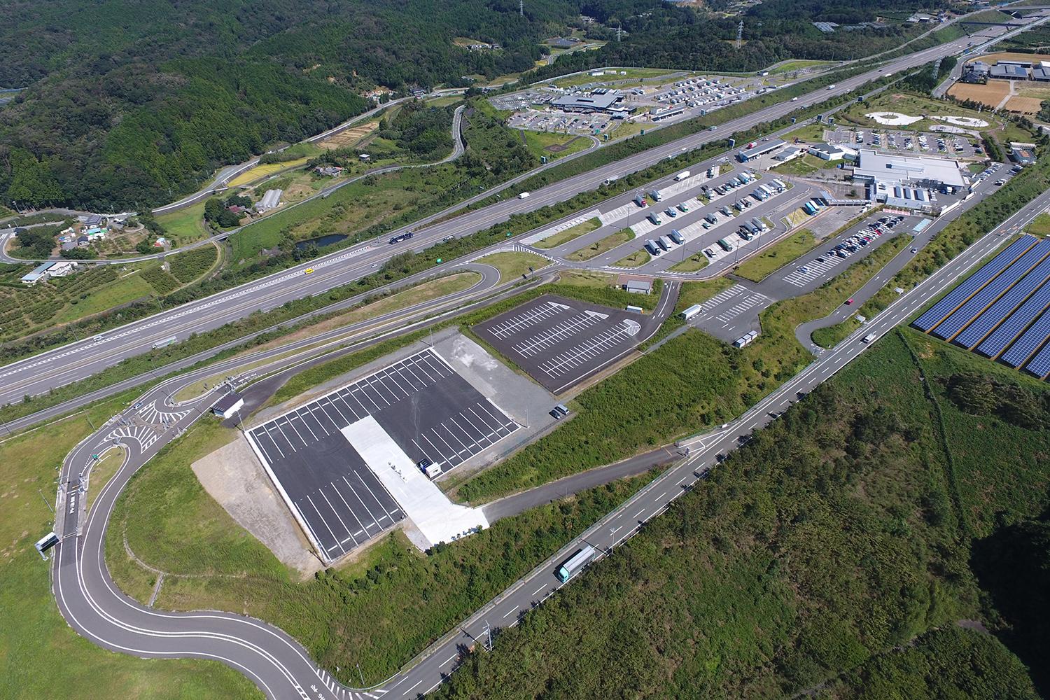 高速道路に設けられる物流中継地点の役割と物流業界の問題点